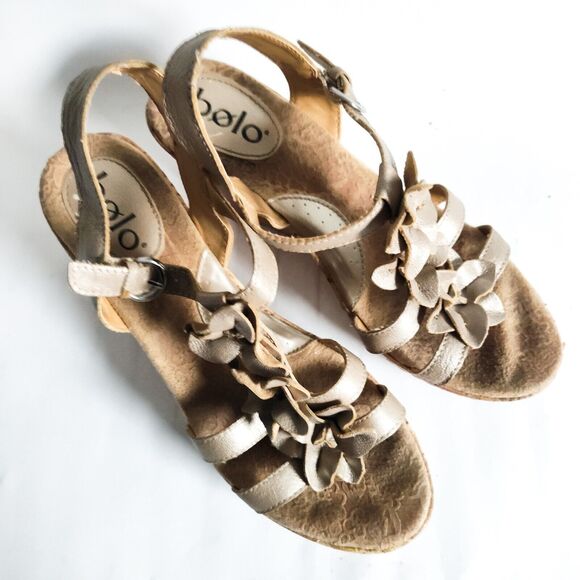 Bolo Born Metallic Gold Leather T-Strap Flowers Womens Size 8 Wedge Heel Sandals - Picture 7 of 10
